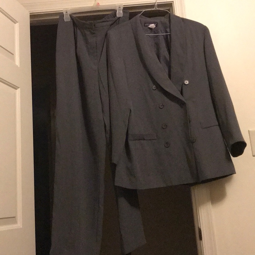 Pants suit